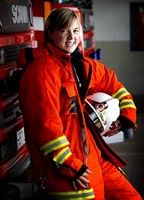 Räddningstjänsten i Landskrona har fått en ny kvinnlig brandman. Nyutbildade Emma Johnstone ser fram emot sitt yrke med spänning. Hon har tydligen klarat kraven.